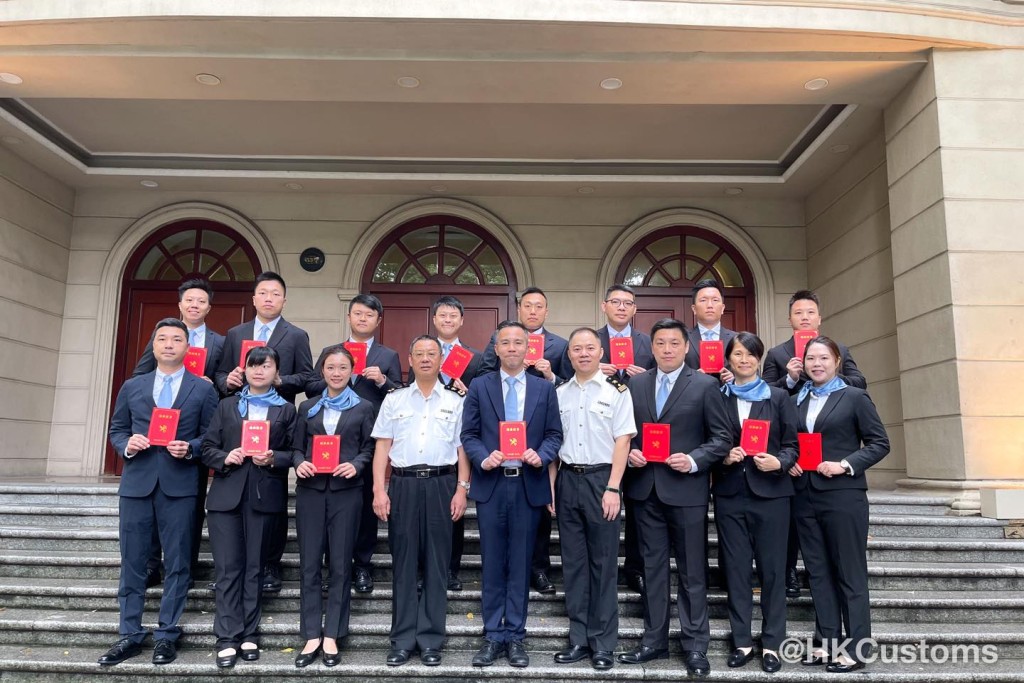 15名香港海关人员参加由国家海关总署广东分署举办的内地海关关务基础研修课程。香港海关fb图片