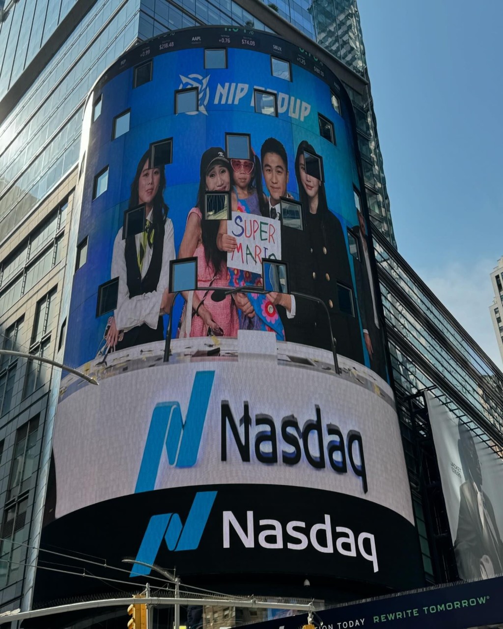 何猷君一家的照片，當然要登在NASDAQ（納斯達克）的Billboard。