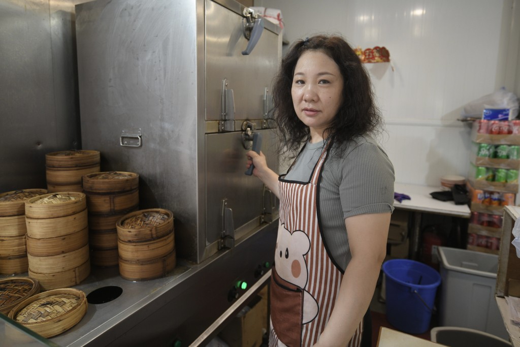 餐厅负责人胡女士不赞成增加最低工资，指现时生意差担忧需增加员工薪金。陈浩元摄