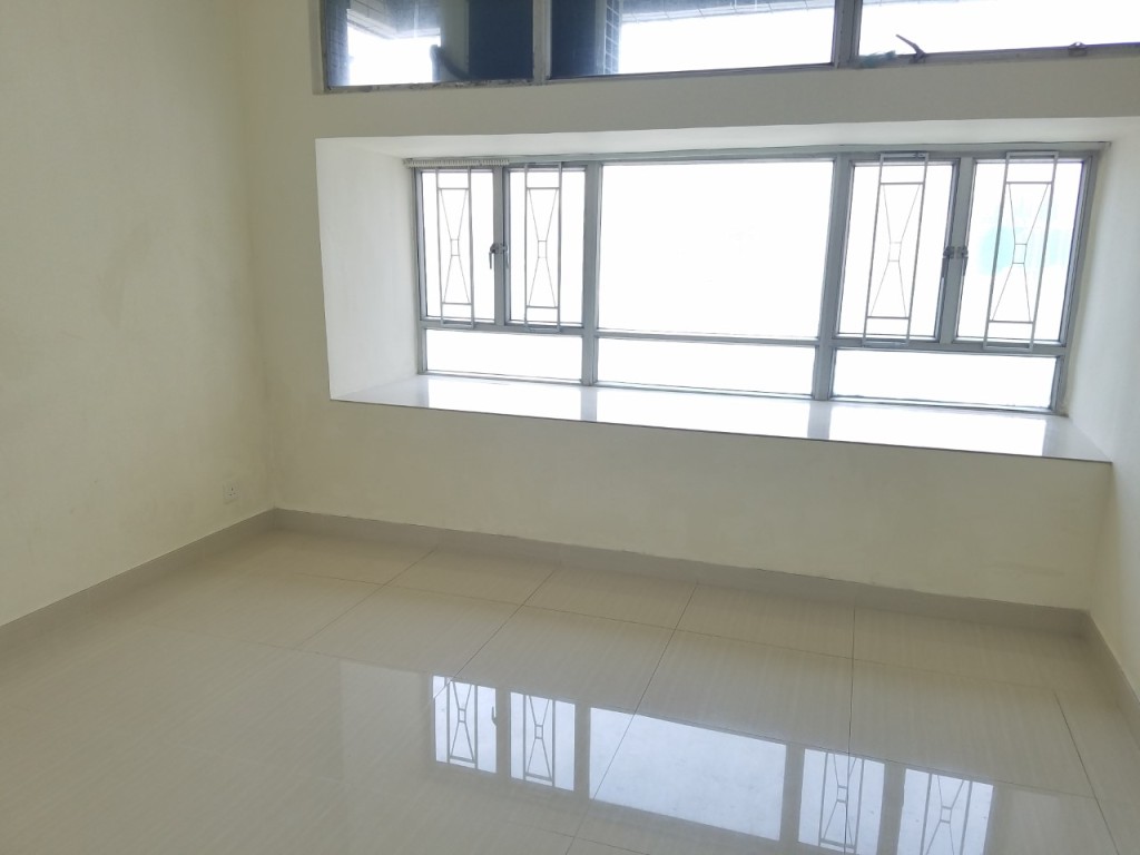 房間配有長形玻璃窗，採光度高。