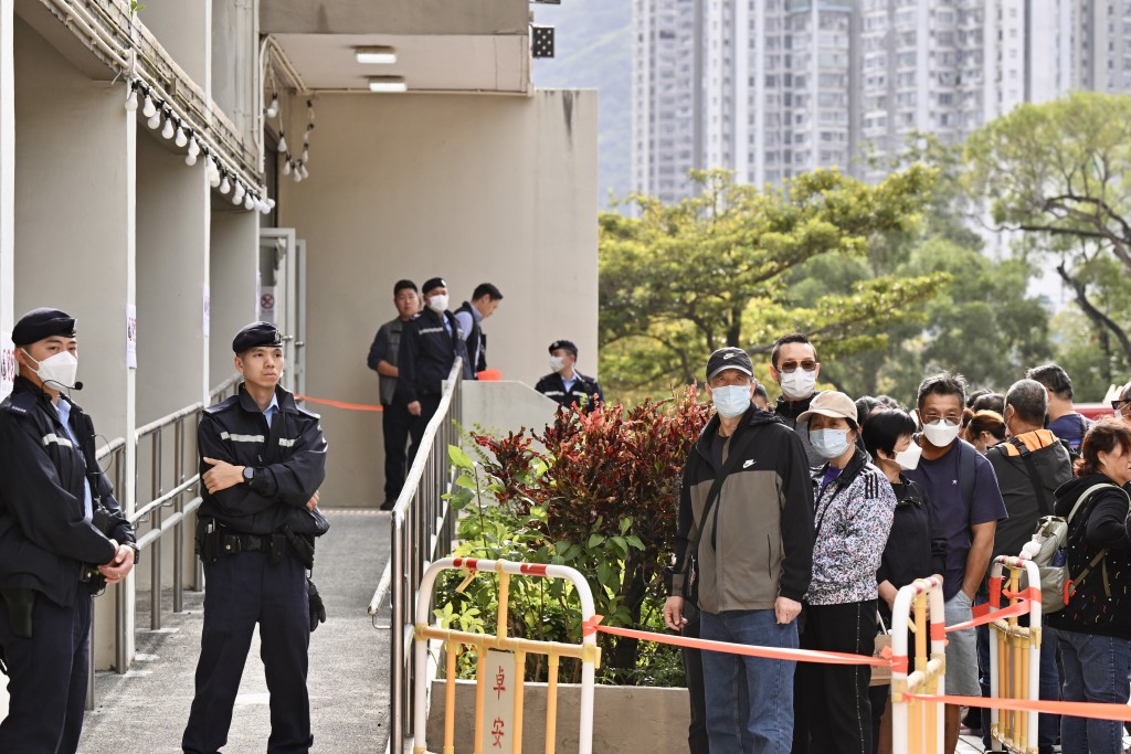 逾百名居民排隊到大埔廣福社區會堂進行認屍程序。劉駿軒攝 逾百名居民排隊到大埔廣福社區會堂進行認屍程序。劉駿軒攝