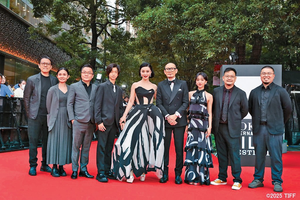 范冰冰(中)與導演張吉安及許恩怡(右三)前日出席東京電影節開幕禮。