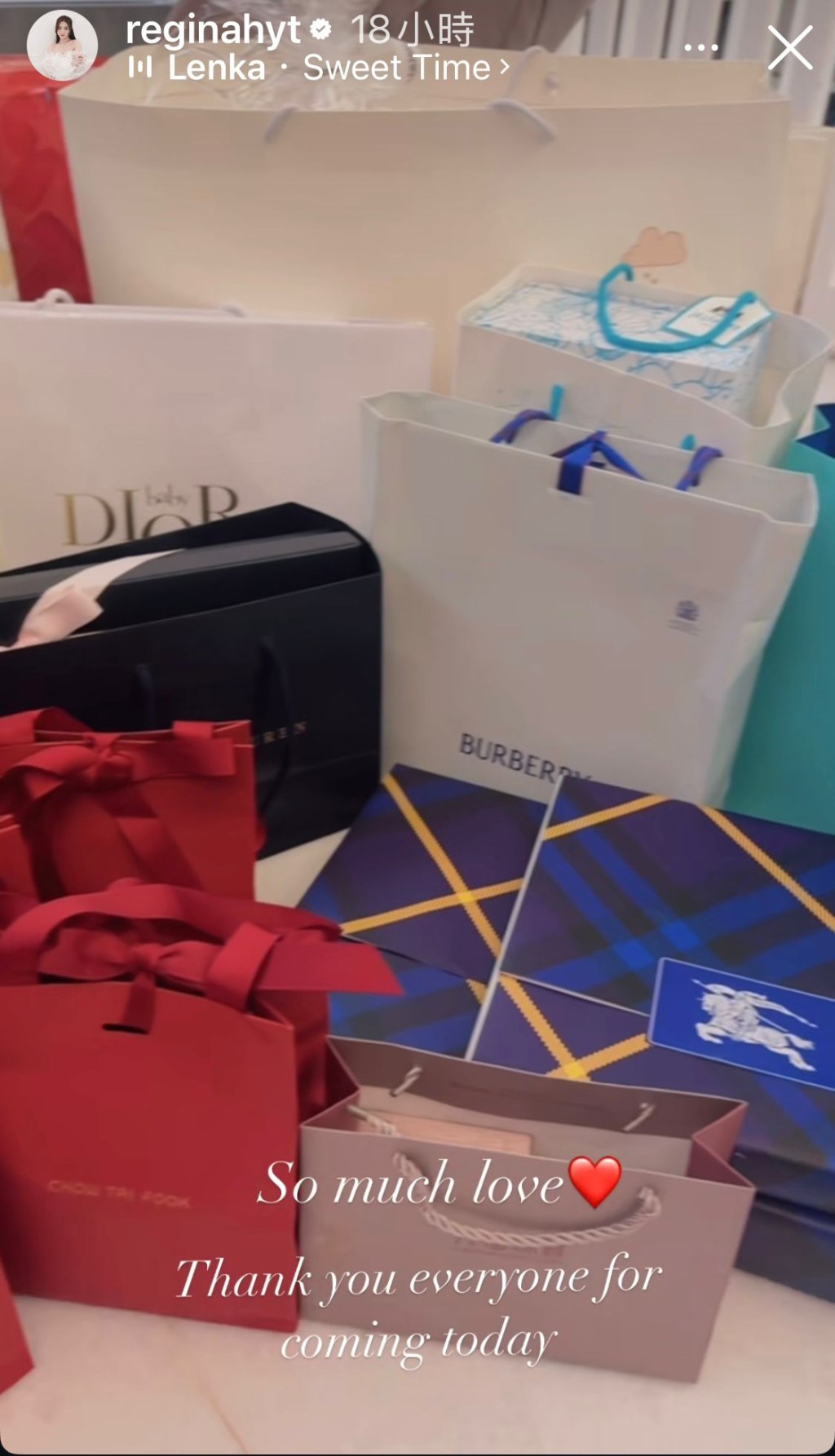 何依婷女兒收到不少禮物。