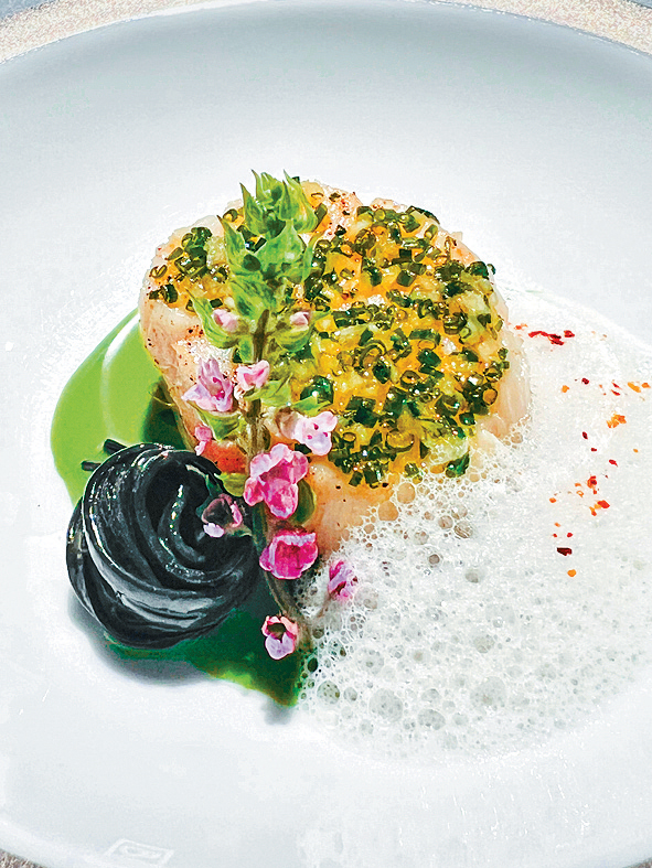 香煎北海道帶子配椰子泡沫及秘製醬汁。 香煎北海道帶子配椰子泡沫及秘製醬汁。