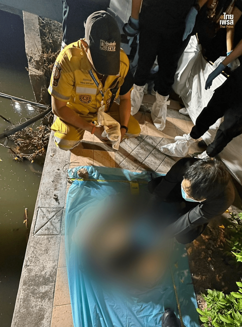 警方在周边50米范围内的河道及偏僻小路，陆续寻获共8个装有人体残肢的垃圾袋。Facebook@THAI PRESS 