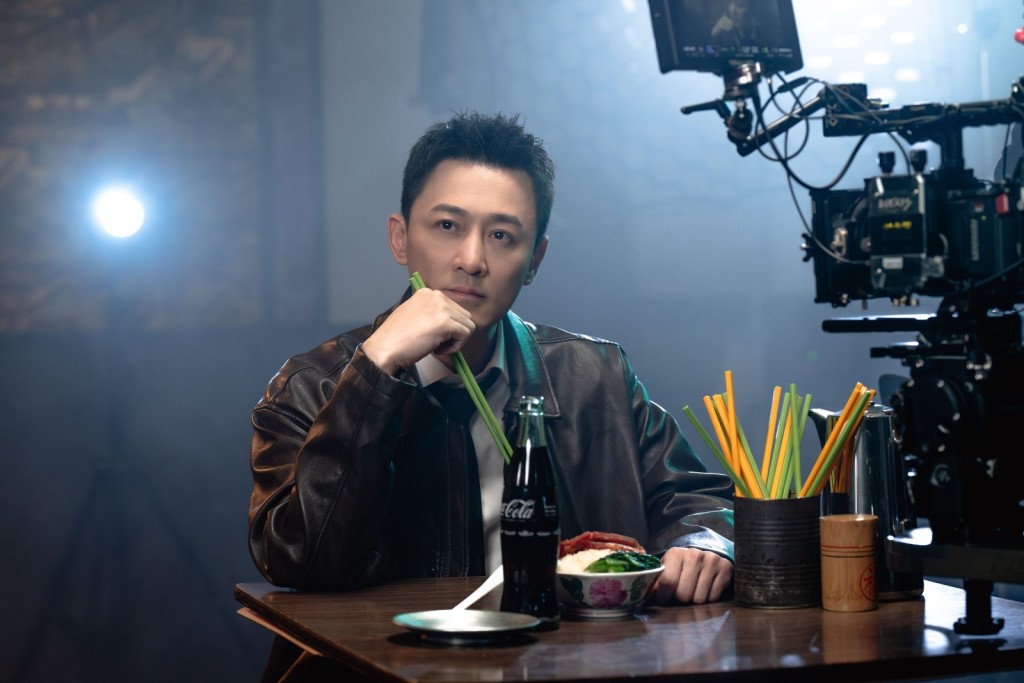 林峯故事中食食吓飯穿越回到50、60年代。 林峯故事中食食吓飯穿越回到50、60年代。