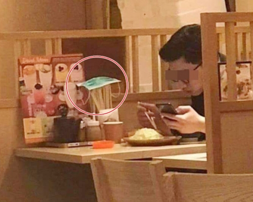 男子用膳期間,將口罩隨手放在餐廳的竹筷上。 巴打絲打 Facebook Club FB圖