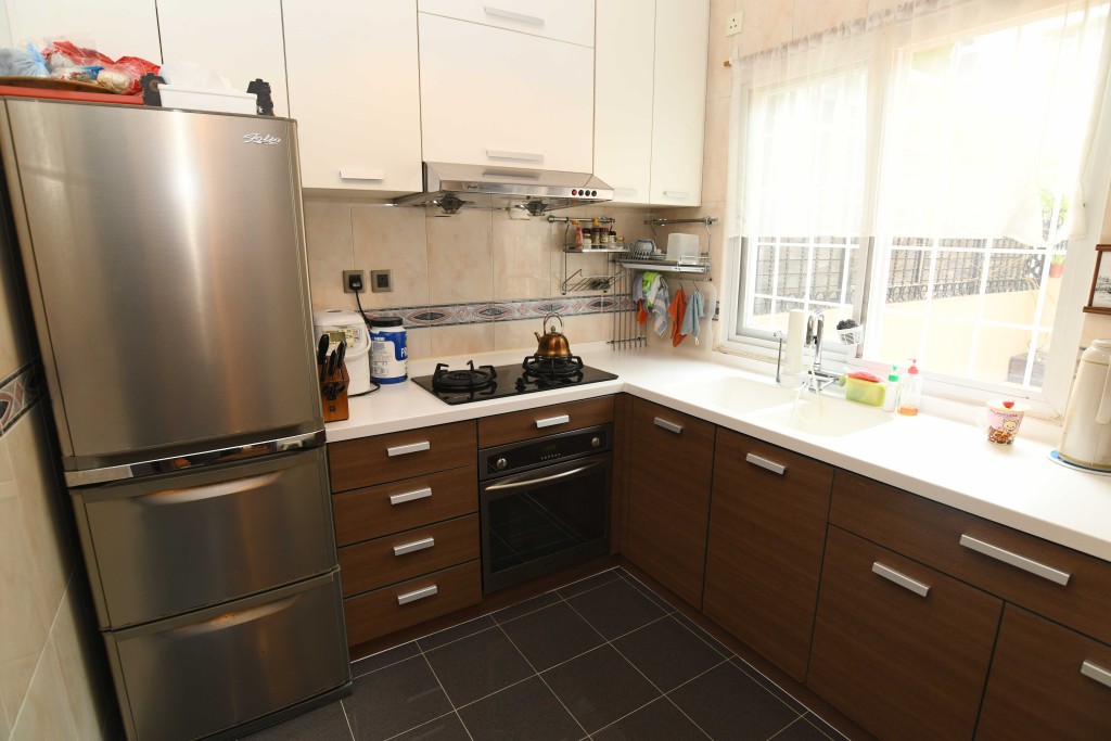 厨房内有多组厨柜，收纳空间充裕。