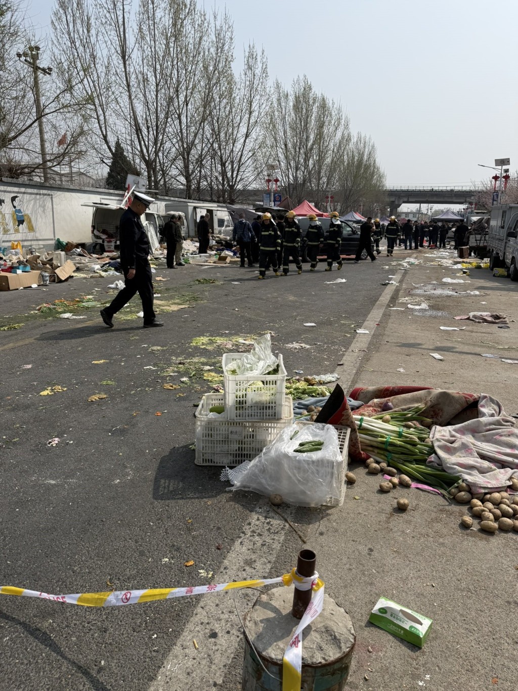 大批消防、救护人员到场拯救伤者。X