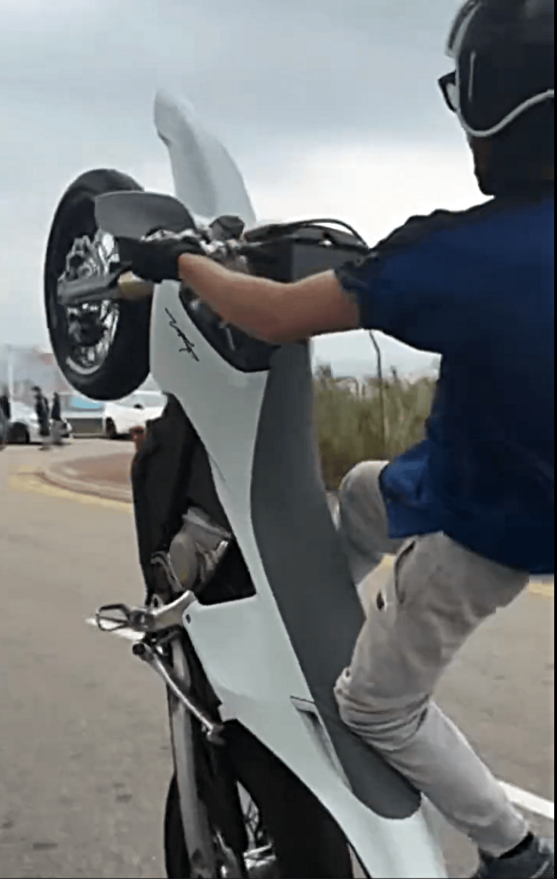 英漢大玩單輪行駛。fb：向香港警察致敬