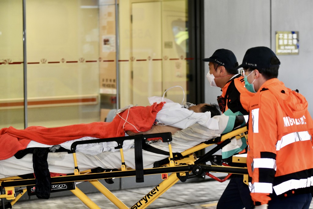 傷者陸續送往醫院。盧江球攝