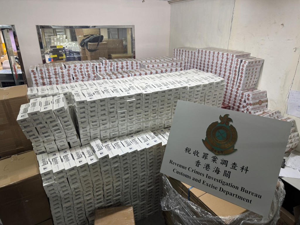 海關檢獲約500萬支懷疑私煙，估計市值約2,200萬元，應課稅值約1,600萬元。海關圖片