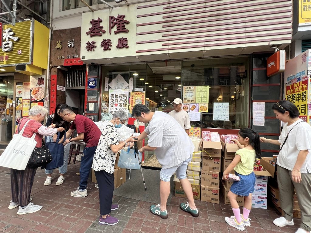 基隆茶餐厅直至上周（农历七月十五）仍有派物资关怀社区长者。基隆茶餐厅FB图片