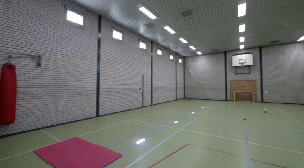 路透社資料片段顯示，拘留所內有提供多用途小型球場。路透社