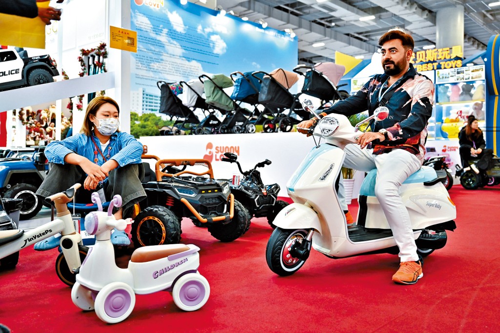 境外採購商在廣交會買下一輛電動玩具車。