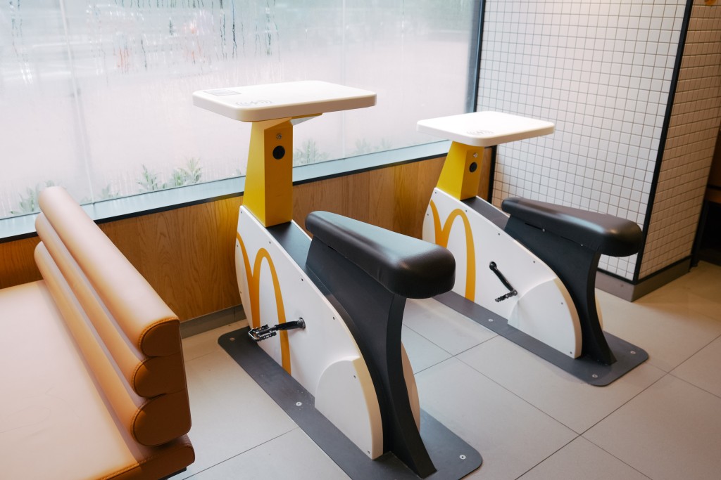 餐廳新設多項環保設施，包括親子充電單車座位。