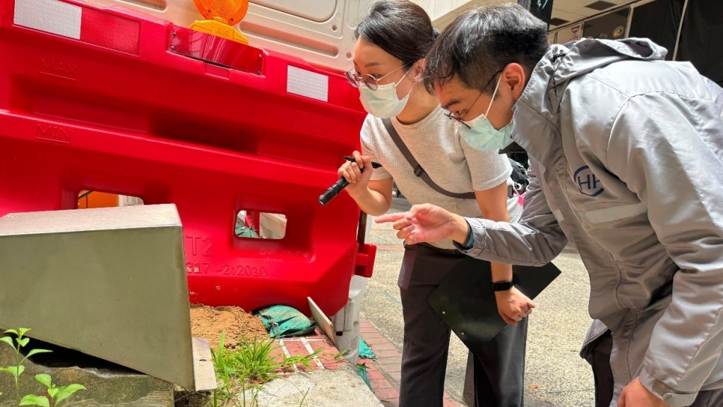 衞生防護中心及食環署人員在病人尖沙咀活動範圍周邊街道調查鼠跡。政府新聞處