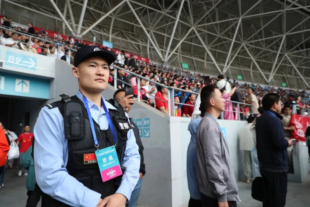 有不法分子在球場製造混亂,企圖乘機進入睇霸王波。江蘇警方 有不法分子在球場製造混亂,企圖乘機進入睇霸王波。江蘇警方