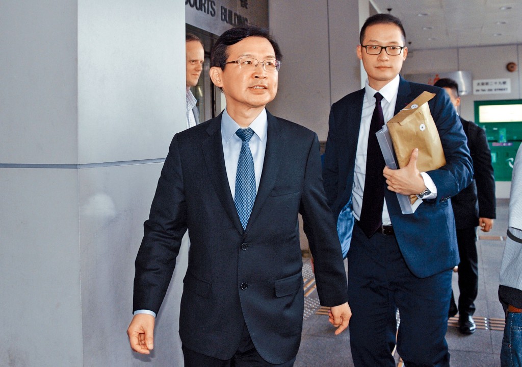 曹贵子官司缠身，经常进出法院。