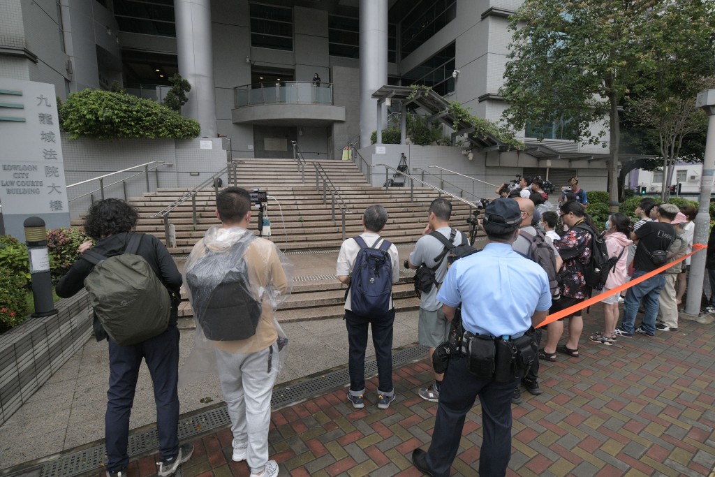 大批记者和警方在法院外。