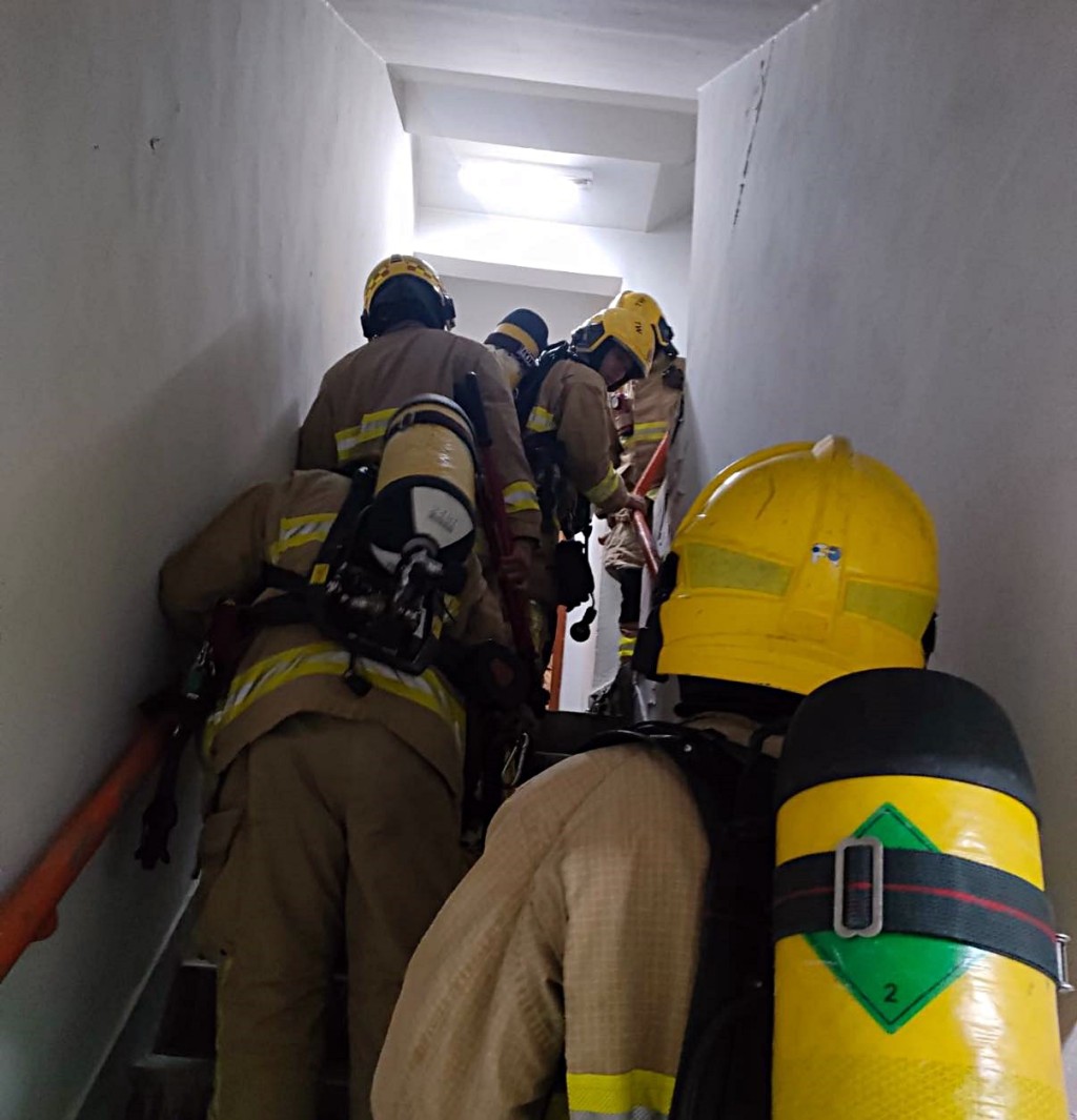 大批消防員上樓了解。fb：趙恩來