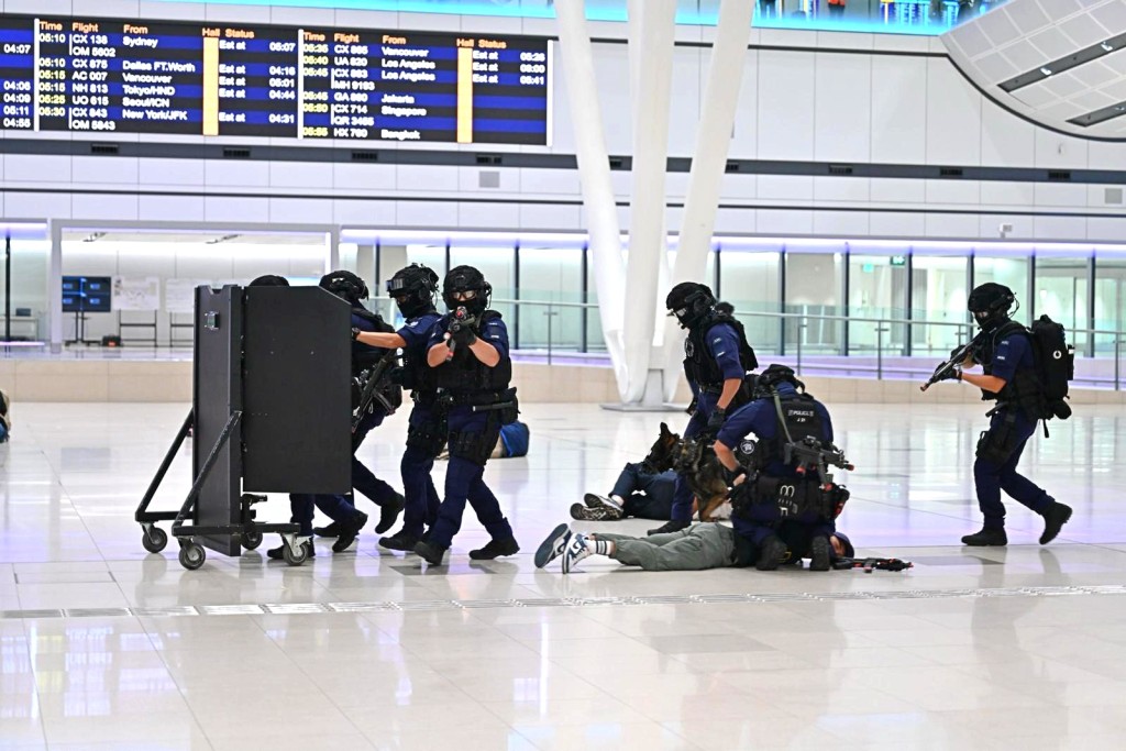 圖示機場特警組人員制服恐怖分子。