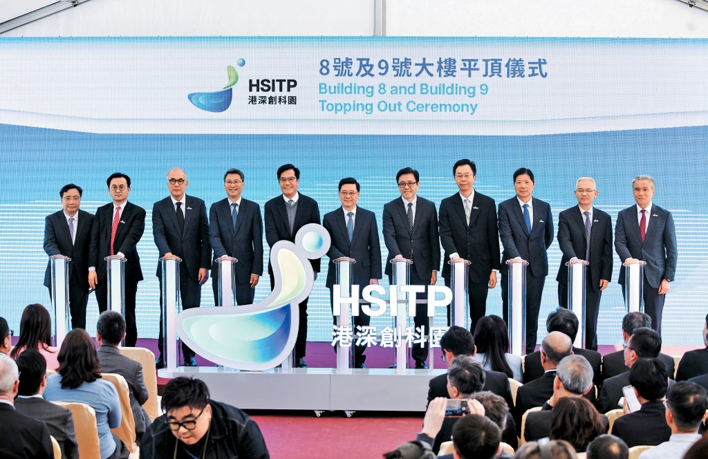 行政長官李家超見證港深創新及科技園八號及九號大樓平頂儀式。