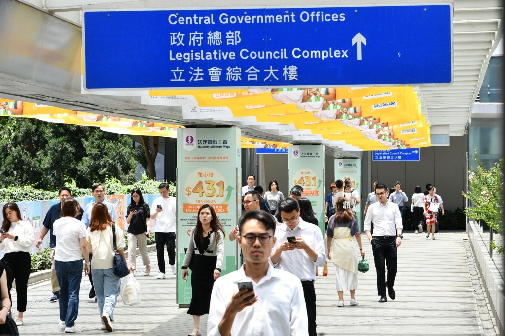 領取退休金的退休公務員及司法人員人數由2021/22年度的約15萬人，增加約一成至2025/26年度的逾16.4萬人。