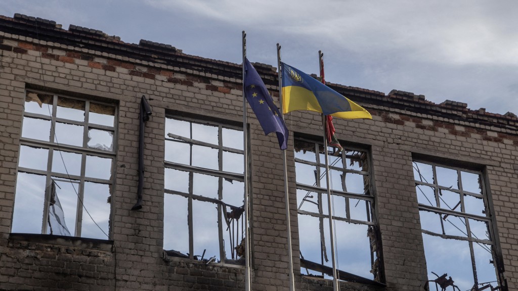 阿夫迪夫卡（Avdiivka）一座被炸毀的學校掛着烏克蘭國旗和歐盟旗。 路透社