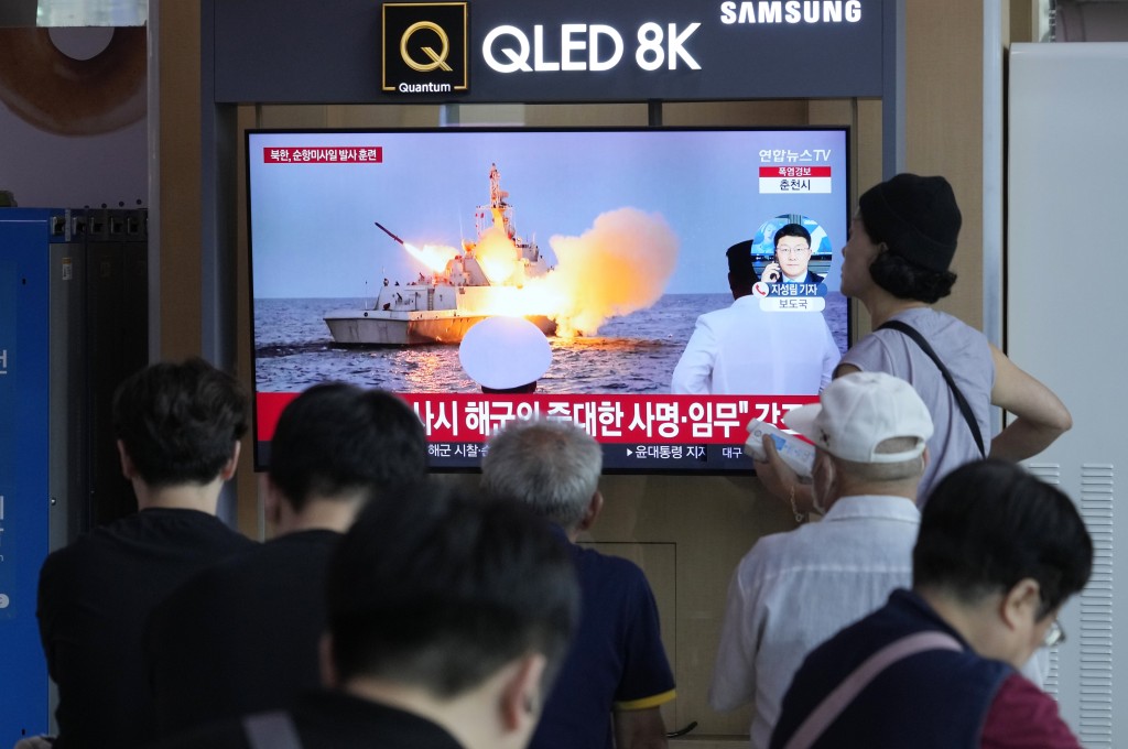 南韩首尔火车站大电视播出金正恩视察导弹发射画面。美联社