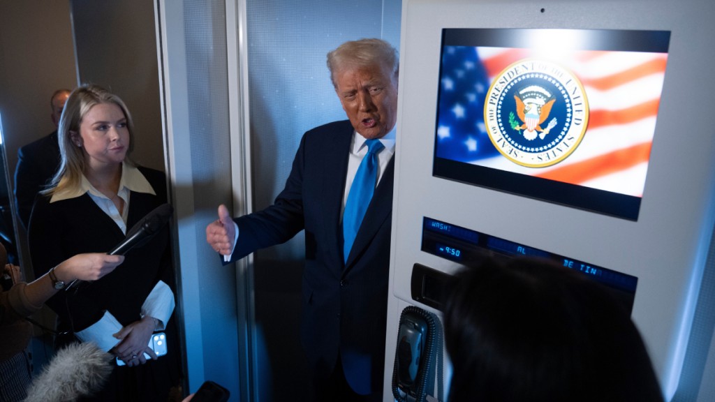 特朗普在空軍一號上接受傳媒訪問。美聯社