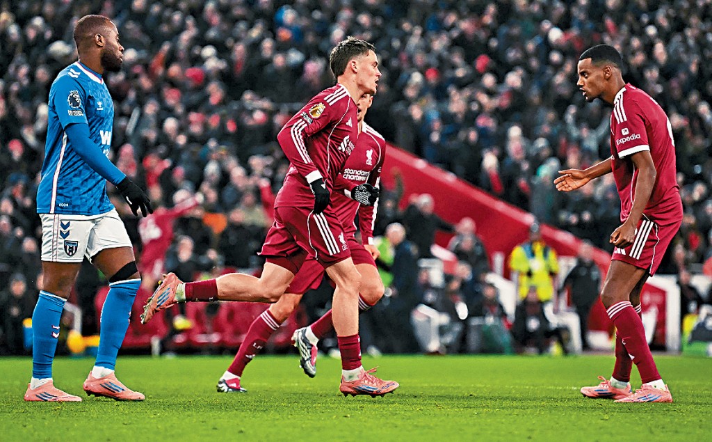 域斯(中)與隊友慶祝入球，但最終改判烏龍球。