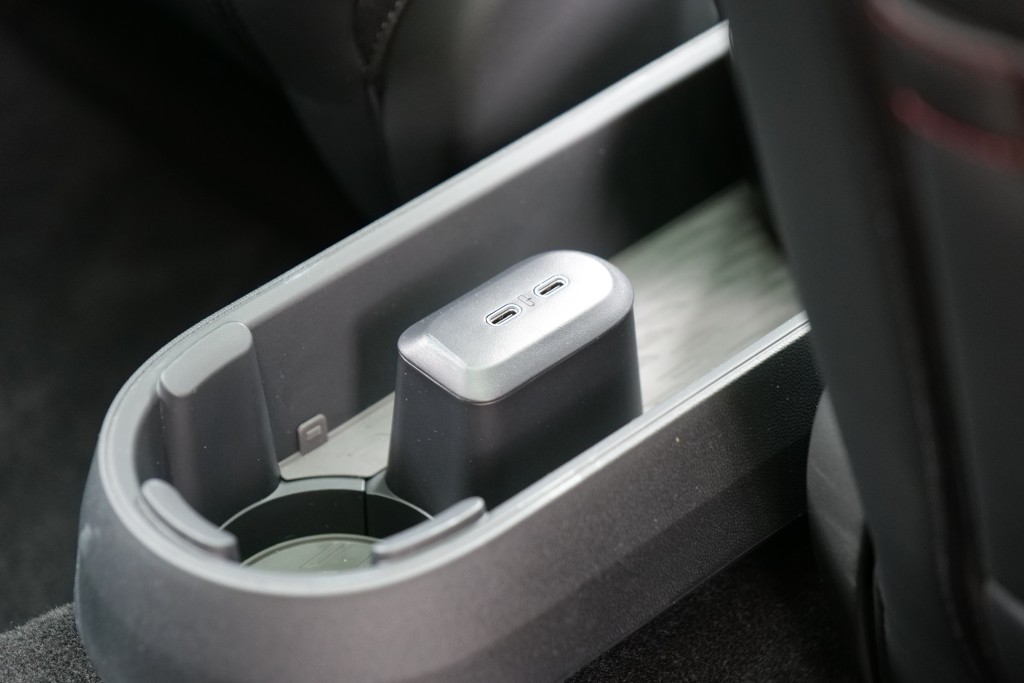 MINI JCW Aceman E (J05)後排沒有冷氣口，只有兩個USB-C插頭。