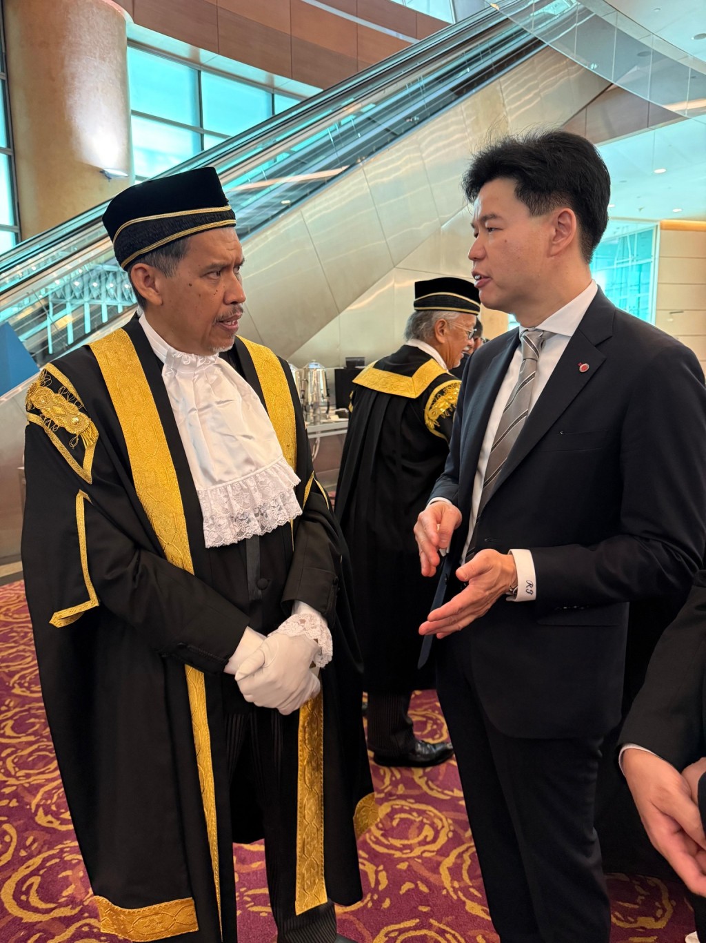 湯文龍與Dato' Abu Bakar bin Jais 法官（左）交流。