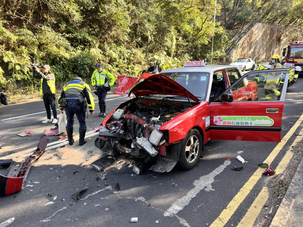 的士車頭嚴重損毀。梁國峰攝