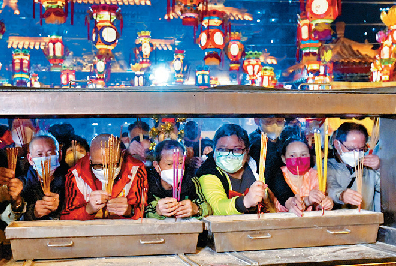 ■黃大仙祠上「頭炷香」實施單向流水式上香及人潮管制。