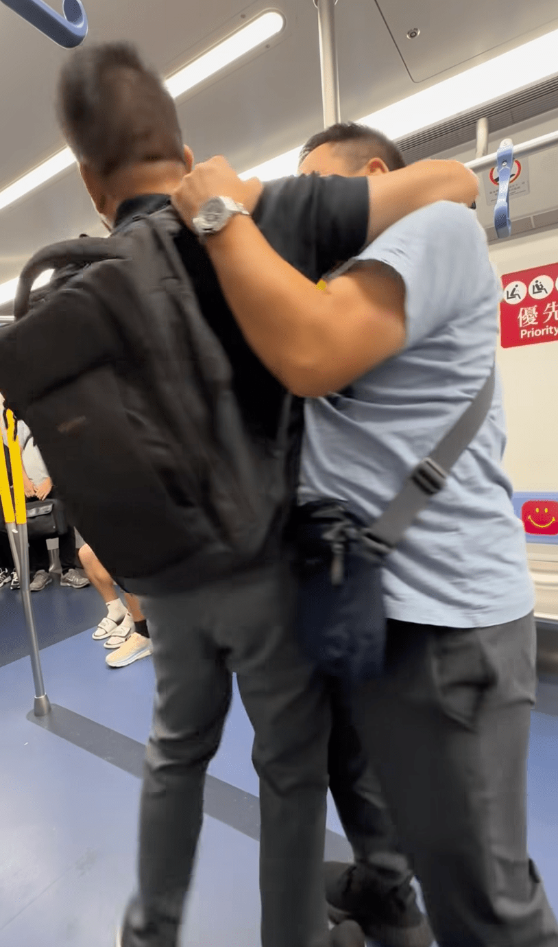 雙方在車廂內猛烈纏鬥,一度扭作一團,難分難解。 雙方在車廂內猛烈纏鬥,一度扭作一團,難分難解。