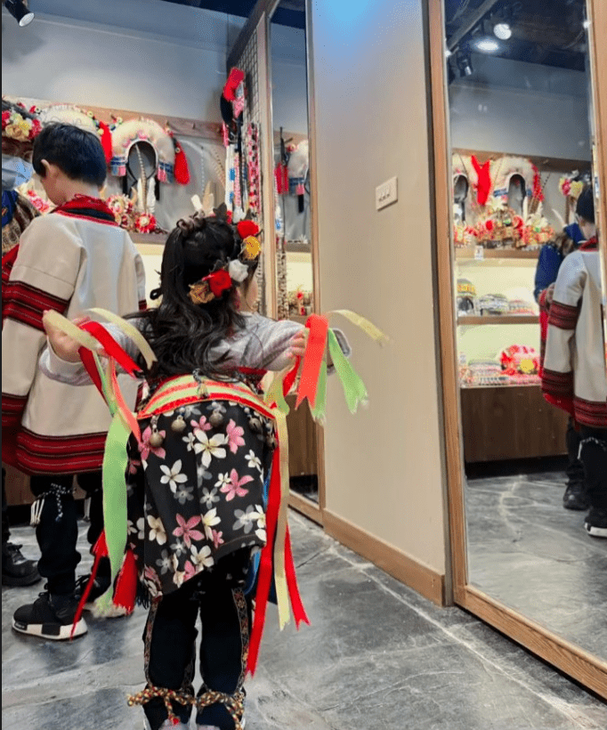 兩個小朋友跟著姑媽苟芸慧來到台灣的九族文化村旅行。