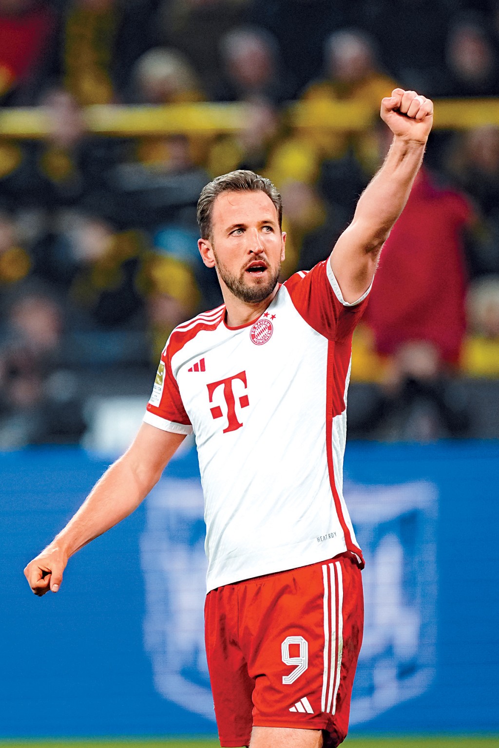 拜仁主场馆外墙展示碧根鲍华的名字，向这位一代足球皇帝致敬。