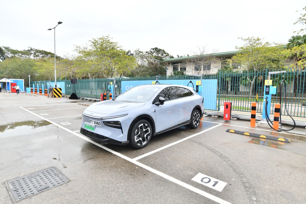 大嶼山竹篙灣充電站啟用後,即時已有粵車到來充電。 大嶼山竹篙灣充電站啟用後,即時已有粵車到來充電。