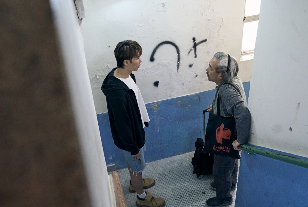 即使父親大鈞已不認得自己,子柏(邱士縉飾)仍堅持在樓梯間與他對話。 即使父親大鈞已不認得自己,子柏(邱士縉飾)仍堅持在樓梯間與他對話。