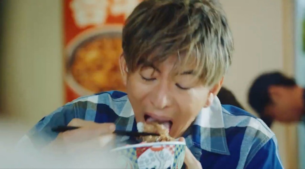 木村在廣告中食飯伸脷,網民發現他8年前都在進食時伸脷,多年來壞習慣都未改。 木村在廣告中食飯伸脷,網民發現他8年前都在進食時伸脷,多年來壞習慣都未改。