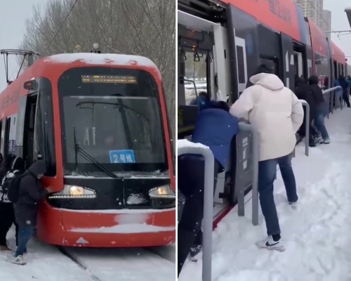 瀋陽輕鐵雪地「跪低」,眾人合力推車。