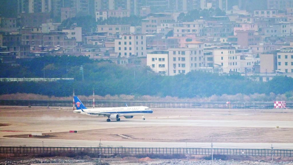 首架降落在白雲機場第四跑道的飛機。（中新社）