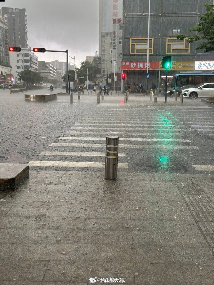 深圳多区迎来暴雨。