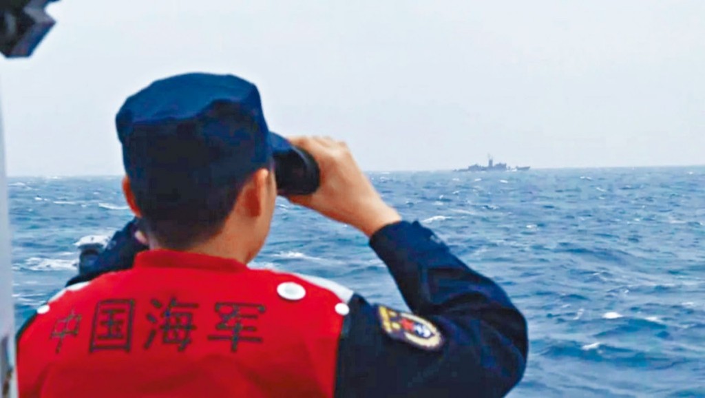 解放军「徐州舰」目视台湾「宜阳舰」画面。