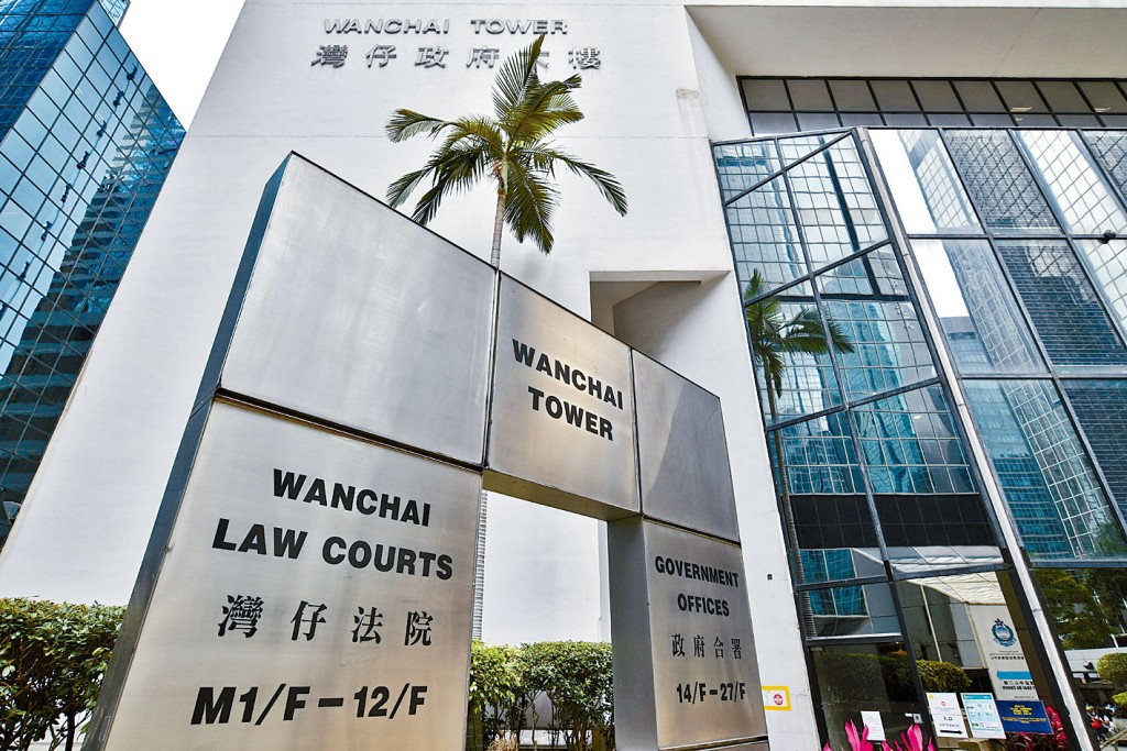 35歲被告程家倫昨在區院承認一項非禮罪。