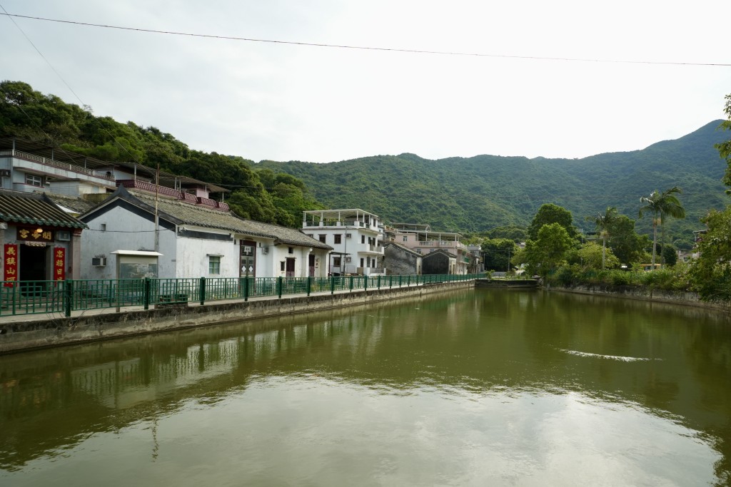 红花岭郊野公园面积约530公顷，位于沙头角，北面与深圳梧桐山风景区的山脉相连，南面邻近八仙岭郊野公园。