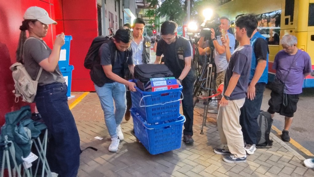 警方檢走大批文件。