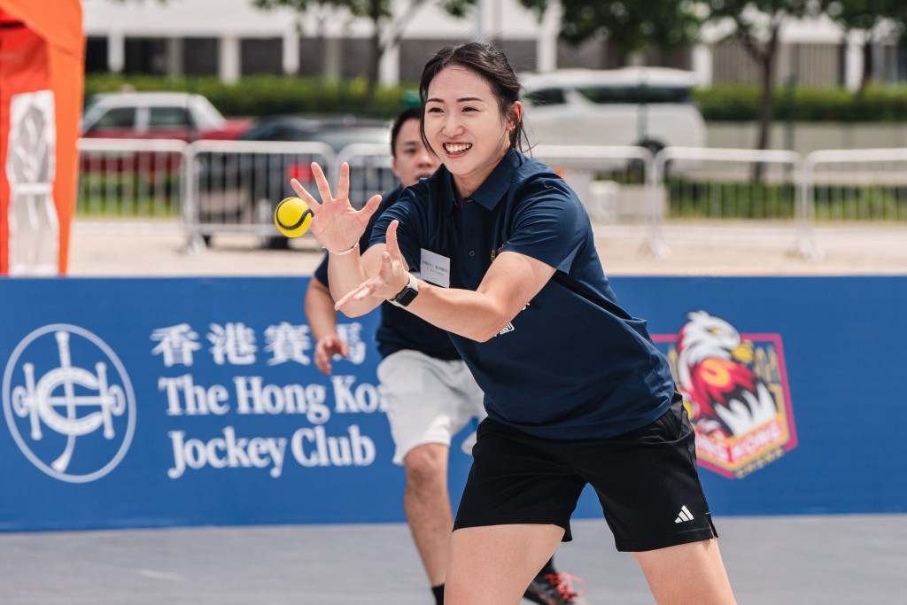 范續說，五人棒球只需一個球，就可以開始玩樂。中國香港棒球總會提供